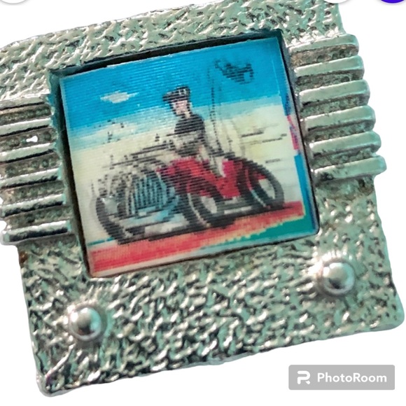 VINTAGE Television Car Racer Screen Pin Brooch Lenticular Vintage signed - Picture 2 of 6